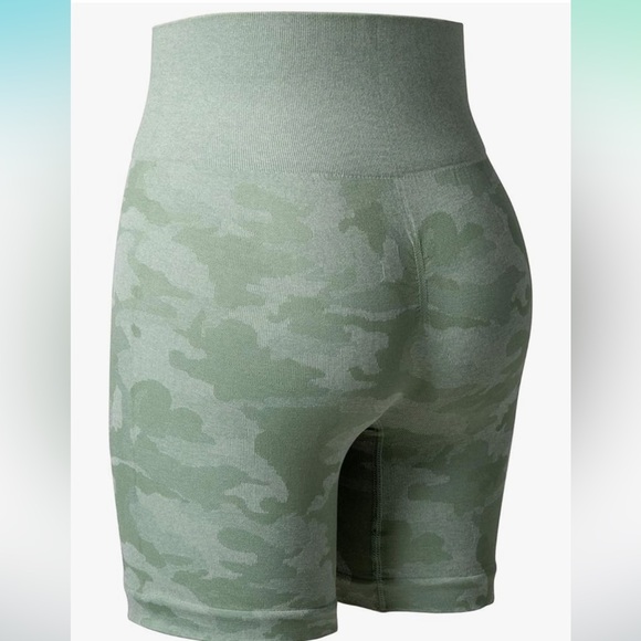 Seamless Green Camo Bike Shorts - Picture 4 of 11